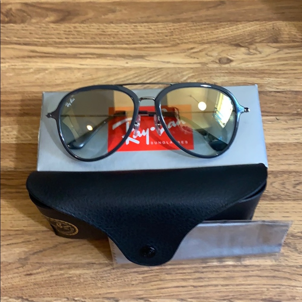 Unisex Ray-Ban aviators.